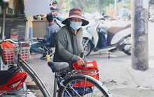 Người bán vé số bật khóc khi lại được mưu sinh sau 4 tháng ở nhà: "Ngoại không sợ đói nữa rồi con ơi"