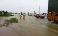 Mưa xối xả, nước lũ băng qua Quốc lộ 1 ở Quảng Nam