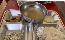 Hiệu trưởng nói về suất cơm 16.000 đồng của HS lớp 2 khiến phụ huynh "chảy nước mắt": Không có chuyện ăn chặn của các cháu