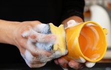 Bát đĩa, đũa rửa bằng chất tẩy rửa lâu ngày có gây ung thư? Sử dụng chất tẩy rửa an toàn cần ghi nhớ 4 điểm