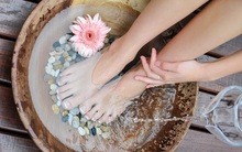 Ngâm chân nước ấm trước khi ngủ rất tốt, nhưng 3 nhóm người này cần tuyệt đối tránh kẻo "lợi bất cập hại", khiến hệ tim mạch thêm áp lực