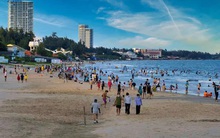 Du khách đông, phòng khách sạn để trống