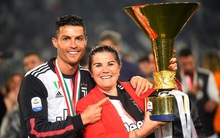 Phóng viên hỏi vì sao 36 tuổi vẫn ở với mẹ, Cristiano Ronaldo trả lời "Tiền không làm nên người giàu"