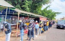 Đoàn người xếp hàng chờ khai báo y tế để trở lại các tỉnh phía Nam