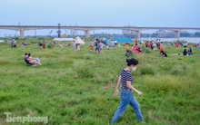 Nghìn người rủ nhau cắm trại dưới chân cầu Vĩnh Tuy sau nới lỏng giãn cách