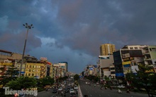 Đường phố Thủ đô tắc nghẹt sau cơn mưa lớn lúc tan tầm