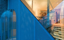 Mẹ Vĩnh Long xây nhà 140m2 cho con gái nghỉ trưa, tạo hình "nhà trên cây" độc đáo với sắc xanh hút hồn