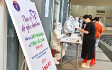 Ứng dụng công nghệ trong tiêm chủng tại Nhà Bè – Bác sĩ nhẹ tênh, người dân có QR code