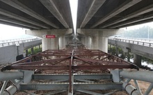 Nhìn gần công trình thi công cầu vòm sắt vượt hồ đầu tiên của Thủ đô