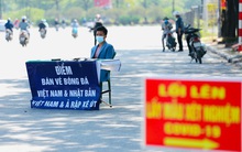 Dân 'phe' kê bàn bán vé ngay sân Mỹ Đình vẫn vắng người mua