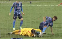 Bùi Tấn Trường dũng cảm cản phá dù bị cầu thủ Nhật Bản đạp vào mặt