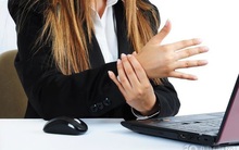 Tê tay chân là chuyện thường tình nhưng nếu bị tê thường xuyên thì bạn đừng chủ quan, vì đó có thể là dấu hiệu của 7 loại bệnh nguy hiểm này