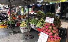 Trái cây vỉa hè, xe đẩy bán giá rẻ bất ngờ ở TPHCM