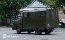 Xét xử vụ băng nhóm Đường "Nhuệ" ăn chặn trên xác người chết: Các bị cáo gây bức xúc khi thản nhiên tươi cười, vẫy tay chào người thân