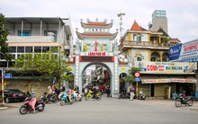 CLIP: Hàng trăm người dân ùn ùn quét mã QR tại "vùng đỏ"