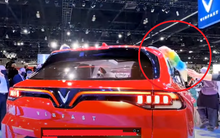 Một vật lạ cực rẻ lọt khuôn hình ra mắt xe điện VinFast tại Mỹ, hoá ra hàng Việt rất quen