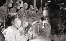 ẢNH: Người dân TP.HCM thắp hoa đăng, chắp tay cầu nguyện cho những nạn nhân đã mất trong đại dịch Covid-19