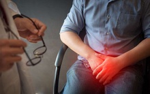 Sự lão hóa của đàn ông bắt đầu từ tuyến tiền liệt: Nam giới thường có tâm lý "vui chơi quên lối về" và 5 thói quen cực xấu khiến sức khỏe tụt dốc không phanh