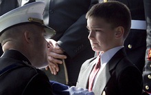 Cậu bé cắn chặt môi để không bật khóc trong bức ảnh "nỗi đau mất cha" khiến cả thế giới rơi nước mắt nhiều năm trước giờ ra sao?