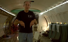 Người đàn ông mua lại chiếc máy bay bị bỏ hoang, sống một mình trong cabin rộng 91m2 suốt 21 năm: “Đây mới đích thực là ngôi nhà cổ tích”