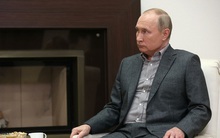 Tổng thống Putin vừa tiêm mũi 3 vừa tình nguyện thử vắc-xin Covid-19 mới