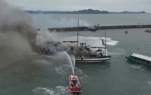 Hai tàu du lịch bốc cháy dữ dội trên vịnh Hạ Long