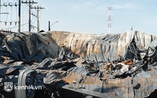 Ảnh: Hiện trường xưởng gỗ 1.000m2 bị đổ sập trong biển lửa, nhiều nhà dân bị cháy hư tường