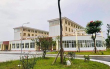 Một trường THPT ở tỉnh đang khiến học sinh nở mũi tự hào: Ngôi trường 240 tỷ rộng như resort, phụ huynh đi họp đỗ ô tô kín sân