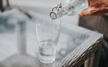 4 loại nước không nên uống nhiều vì dễ gây nguy cơ ngộ độc, có cả nước từ bình lọc