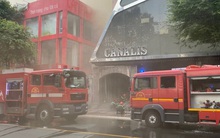 CLIP: Lửa bao trùm một quán bar ở trung tâm TP HCM