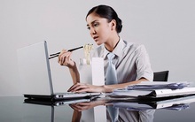 3 thói quen xấu rất quen với dân văn phòng, chứa đựng "ổ bệnh" tiềm ẩn: Bỏ ngay nếu không muốn rước thêm bệnh vào người!