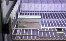 Sếp Moderna: Nhiều khả năng siêu biến thể Omicron 'né' được các vaccine hiện tại, phải đầu năm 2022 mới có vaccine mới