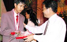 "Cậu bé vàng" của Việt Nam: 17 tuổi đã giỏi vượt trội, được tuyển vào lớp đào tạo nhân tài, tốt nghiệp Harvard, giờ có công việc cực đỉnh