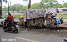 Nhiều tuyến phố Hà Nội ùn ứ, chất đầy rác thải
