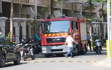 Kho thiết bị nằm sát vách ngân hàng cháy dữ dội, nhiều người hoảng loạn tháo chạy