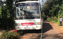 Xe đưa đón học sinh không đóng cửa, 1 em rơi xuống đường tử vong