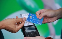 Thẻ ATM gắn chip: Cách sử dụng phức tạp không, rút tiền ở đâu, có bắt buộc phải đổi thẻ?