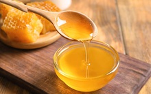 Có 1 kiểu dùng mật ong để làm đẹp mà phụ nữ cực kỳ yêu thích, nhưng bác sĩ da liễu lại lên tiếng cảnh báo