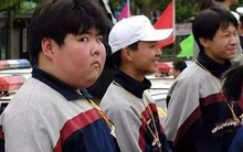 Nam sinh mũm mĩm là hiện tượng meme hot nhất MXH 18 năm trước: Vô tình lọt khung ảnh mà đời lên hương, ngoại hình hiện tại hiếm ai nhận ra