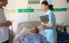 Chàng trai trẻ bị điếc đột ngột sau khi nôn mửa vào sáng sớm, bác sĩ cho biết nguyên nhân là 1 thói quen phổ biến ở người trẻ bận rộn