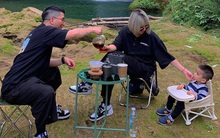 Vợ chồng founder chuỗi cà phê nổi tiếng Hà Nội với ngã rẽ camping: Chi hẳn 30 triệu sắm đồ, con 2 tuổi cũng không thành vấn đề!