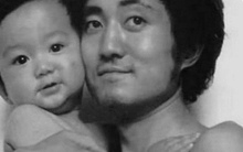 Hai bố con chụp ảnh đen trắng cùng nhau mỗi năm một lần trong suốt 30 năm, kéo đến ảnh cuối ai cũng phải rưng rưng khóc