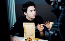 Phía sau hào quang của "ông hoàng livestream" nghìn tỷ: Làm việc từ 7h tối đến 4h sáng mới ngủ, xin đi vệ sinh 3 phút nhưng thật ra để làm một việc ai nghe cũng xót