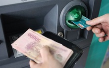 Tỷ lệ rút tiền mặt qua ATM của người dân giảm mạnh