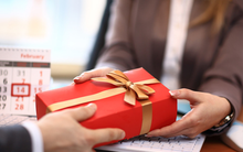 3 cách tặng quà vừa tinh tế, vừa ấn tượng, chỉ gặp được ở những người có EQ cao: Ai cũng cần học, bởi người nhận dù khó tính mấy cũng thấy mát lòng