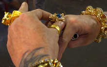 Người đàn ông đeo 115 cây vàng đứng bán ốc: “Mình để khoe mẽ... có tiền thì đeo"