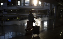 Omicron: 2 chuyến bay đang khiến châu Âu phải đối mặt với sự đe dọa của "siêu biến thể Covid đáng sợ nhất"