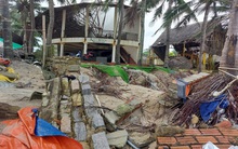 Sóng 'xé toạc' bờ biển Cửa Đại, dãy nhà hàng có nguy cơ bị 'nuốt chửng'