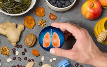 Phổi vào mùa đông rất mỏng manh, bổ sung thường xuyên 4 loại thực phẩm bán đầy ngoài chợ Việt để dưỡng ẩm phổi, phòng ngừa hàng loạt bệnh đường hô hấp