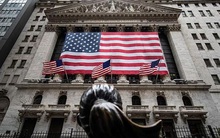 Anh hùng và Tội đồ: Mỹ đang lặp lại bài học thập niên 1980 khi chấp nhận hy sinh để cứu người lao động?